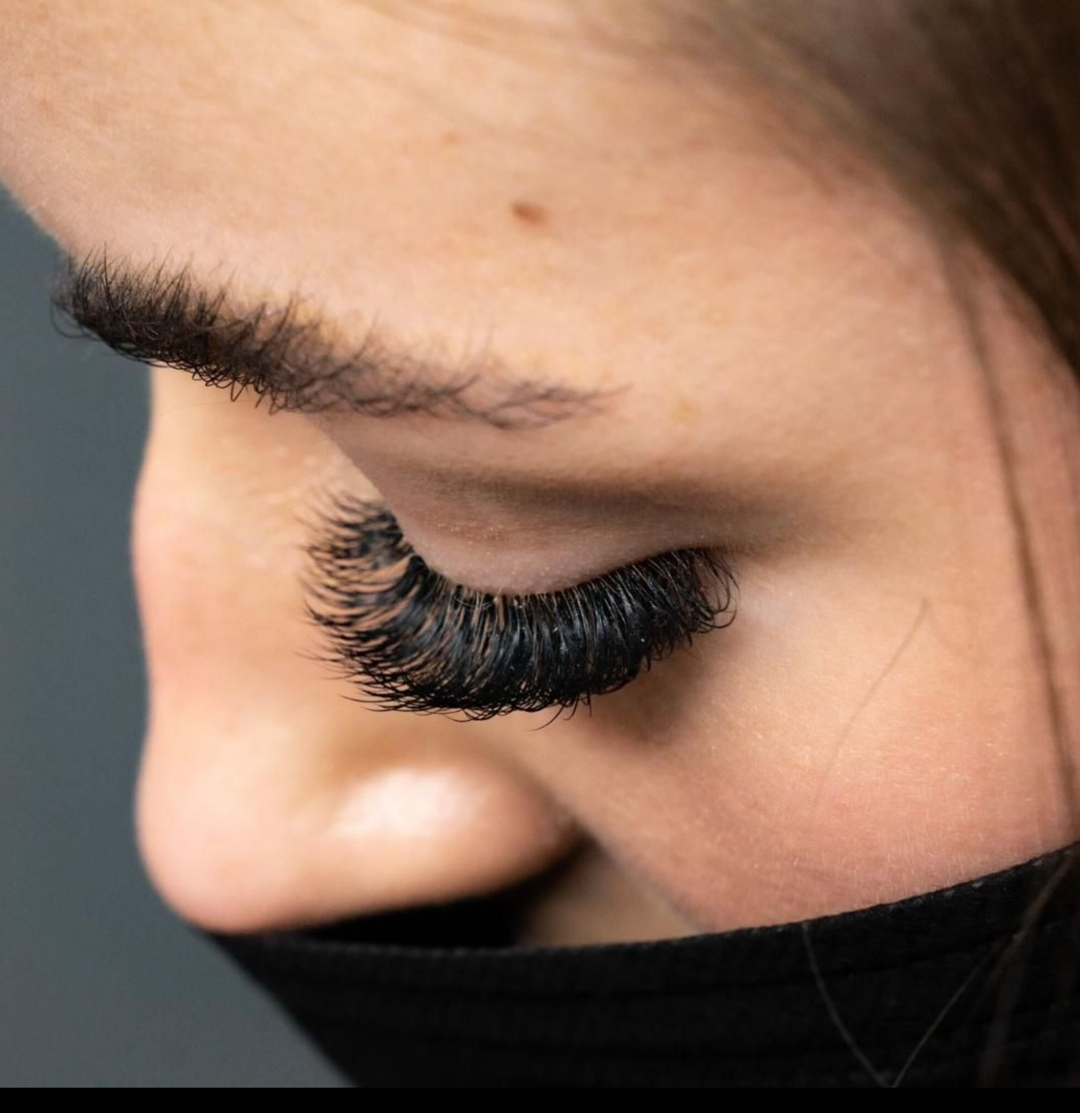 Beautiful picture of thick full lashes 