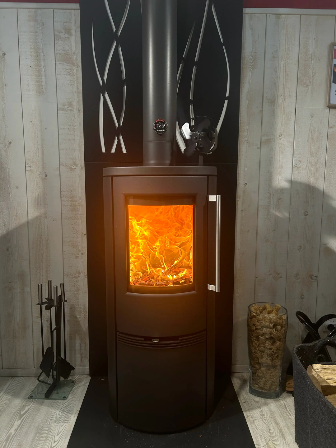 Expérience Room avec un poêle à bois en feu