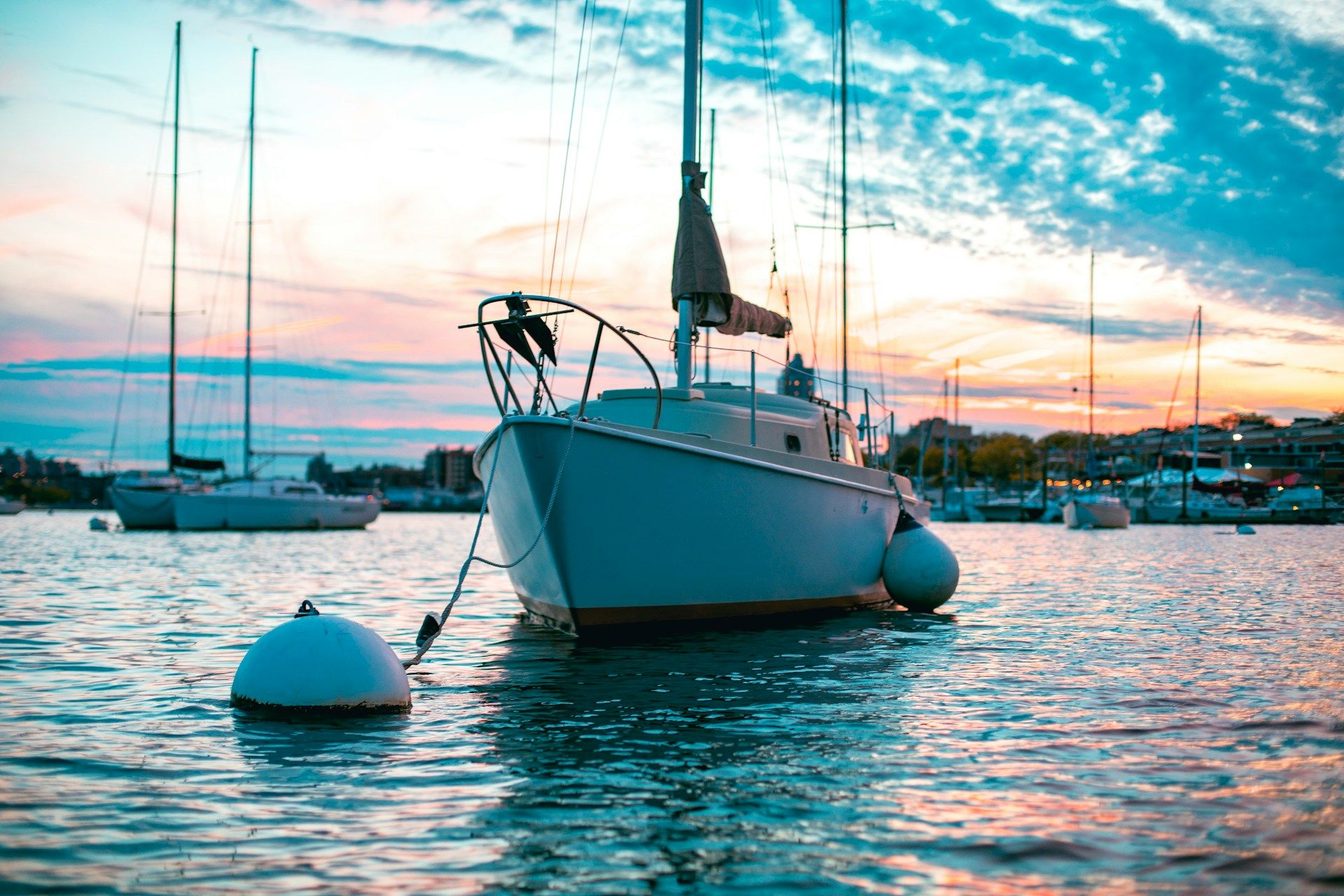 Foto von <a href="https://unsplash.com/de/@boatherenow?utm_content=creditCopyText&utm_medium=referral&utm_source=unsplash">Johnny killroy</a> auf <a href="https://unsplash.com/de/fotos/anlegestelle-fur-weisse-segelboote-in-paier-JQjoRpxuDvM?utm_content=creditCopyText&utm_medium=referral&utm_source=unsplash">Unsplash</a>