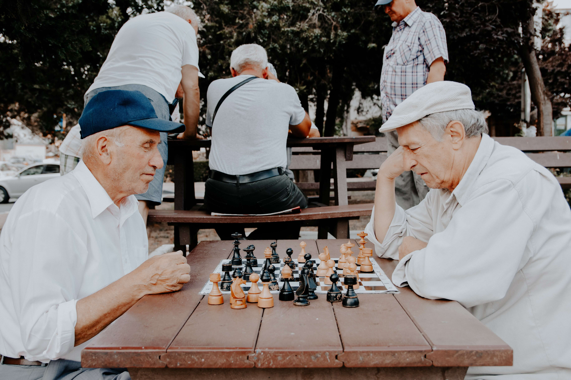zwei alte Maenner beim Schachspiel
