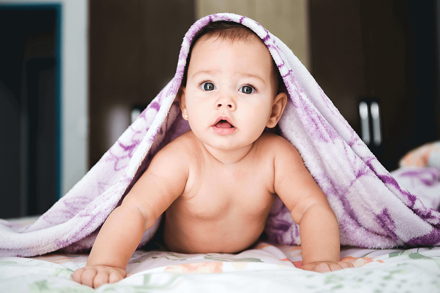 Kleinkind mit Keuchhusten Symptomen unter einer Decke