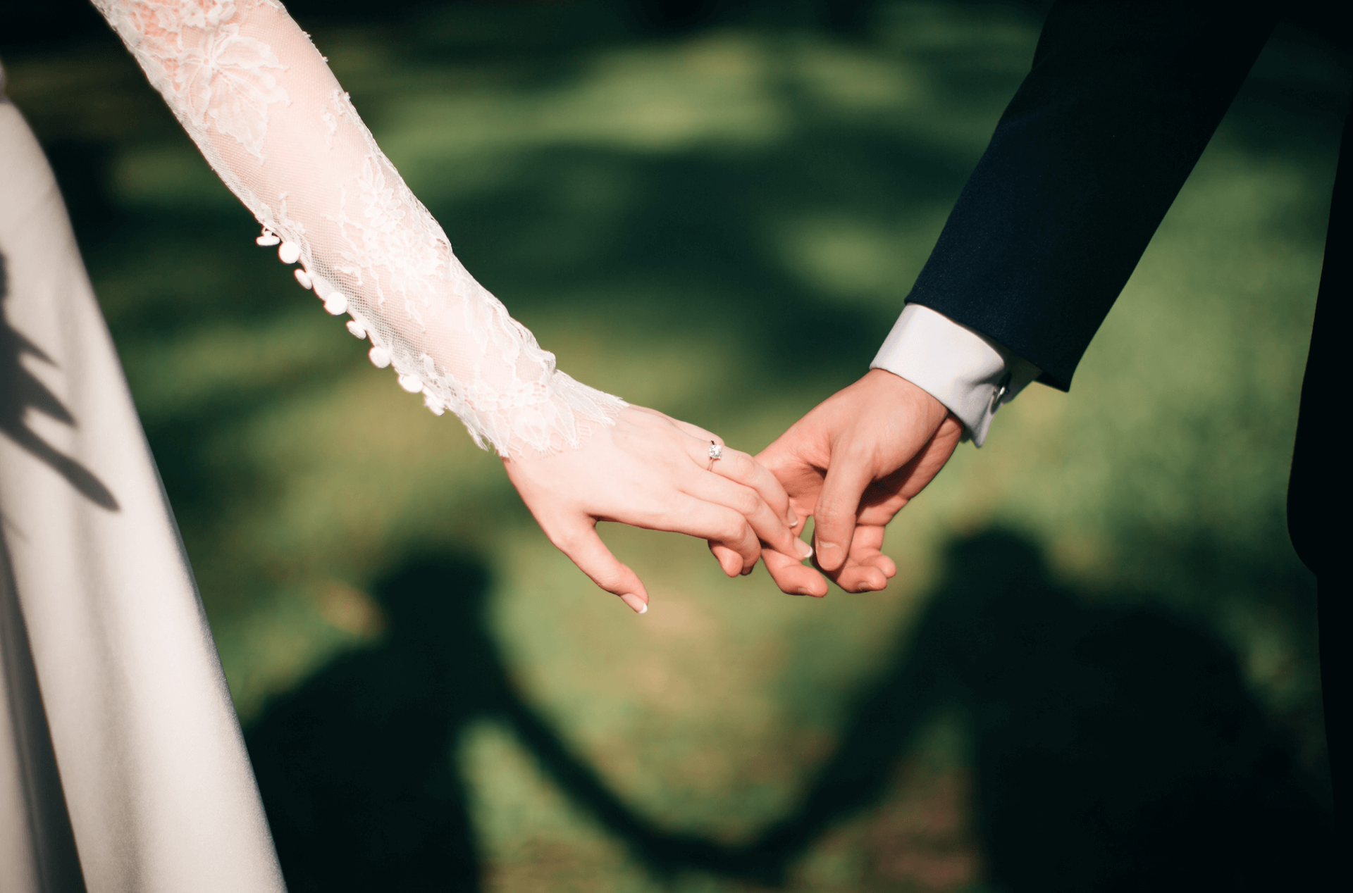 Brautpaar halten Hand.