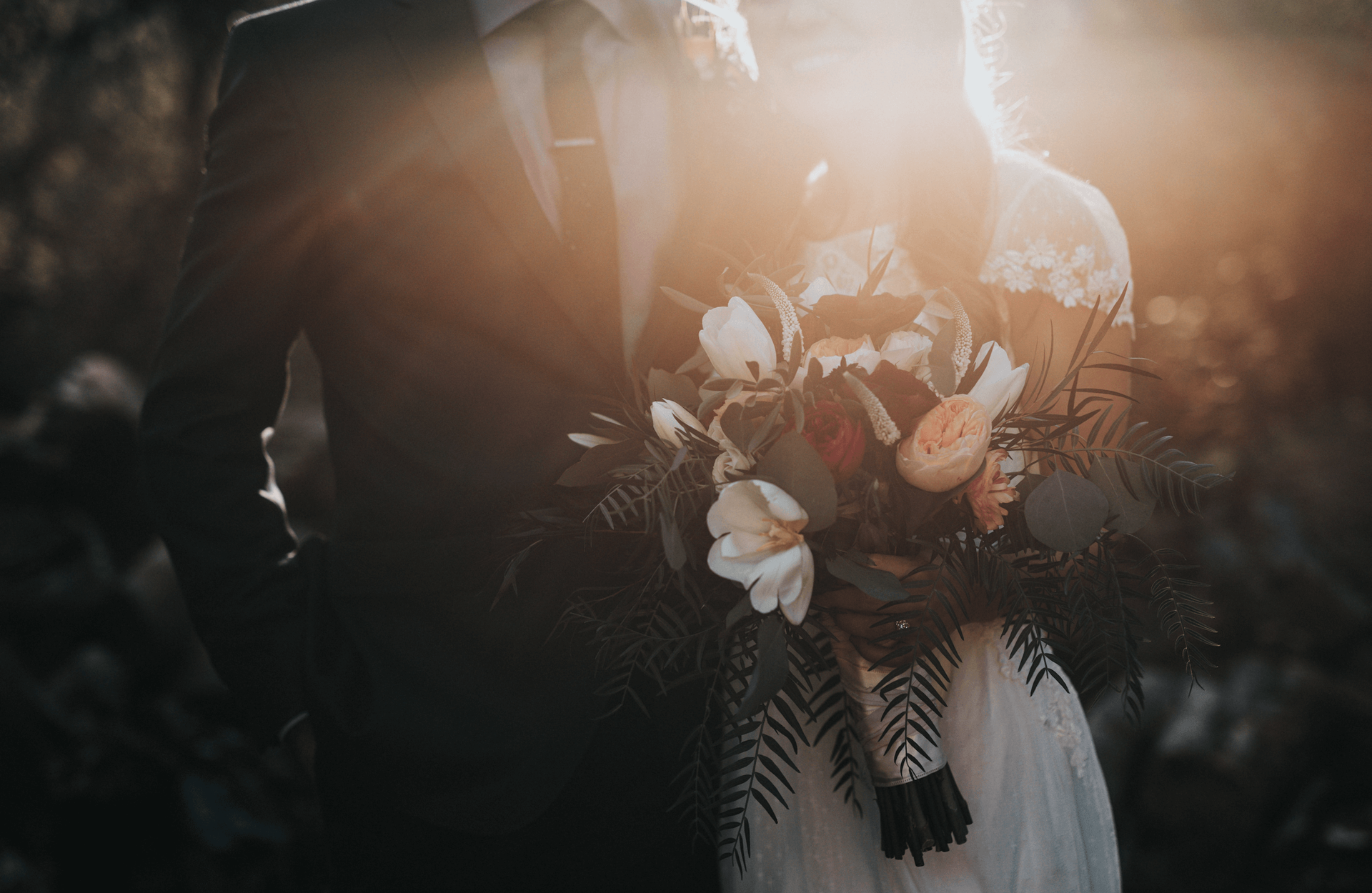 Brautpaar mit Blumenstrauss