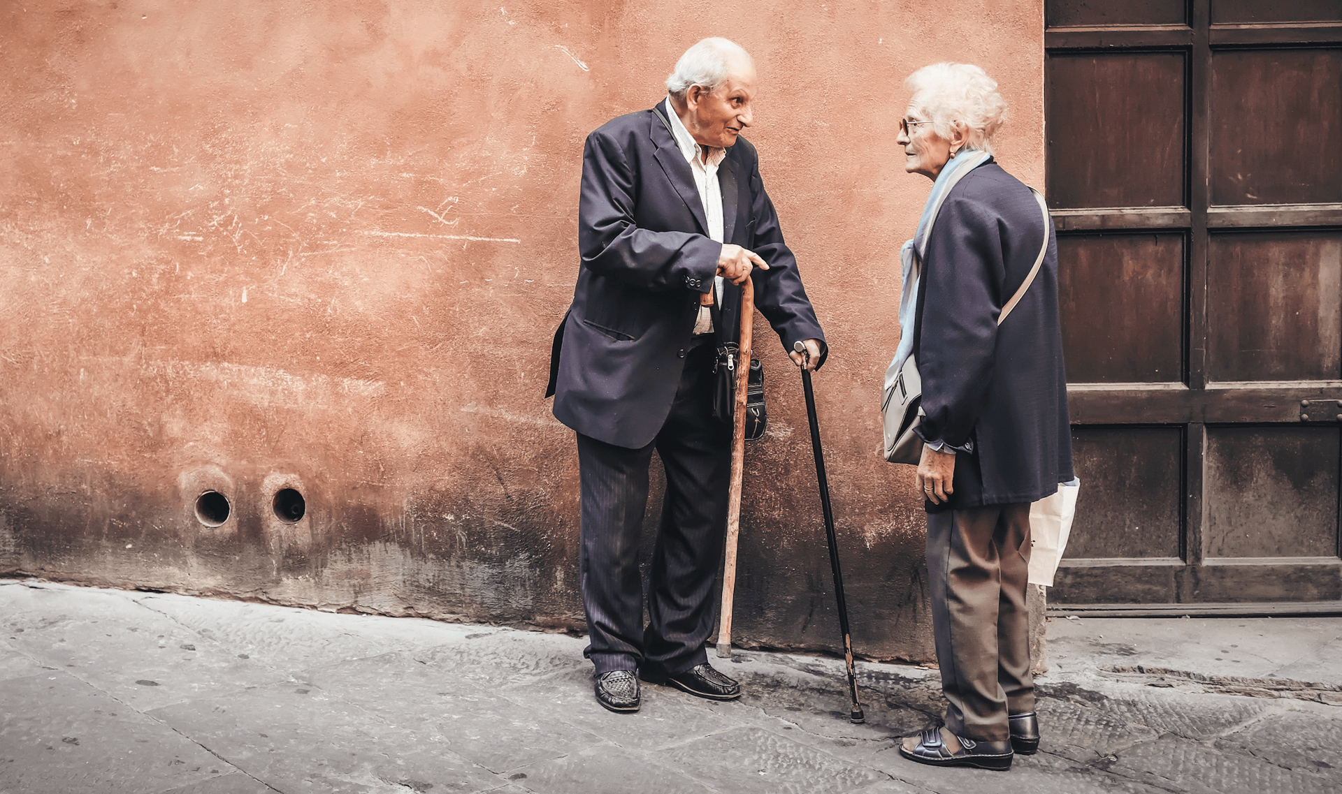 Altes Paar unterhält sich auf der Straße.