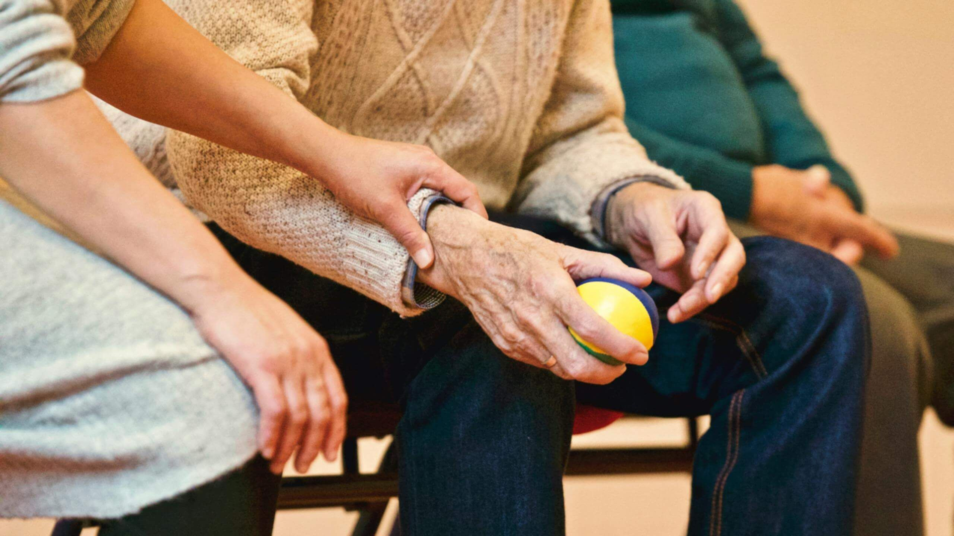Alter Herr hält Tennisball