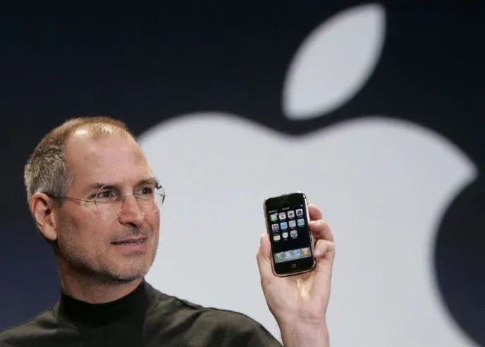 steve Jobs presenta il primo iphone - evoluzione smartphone ulixe group 