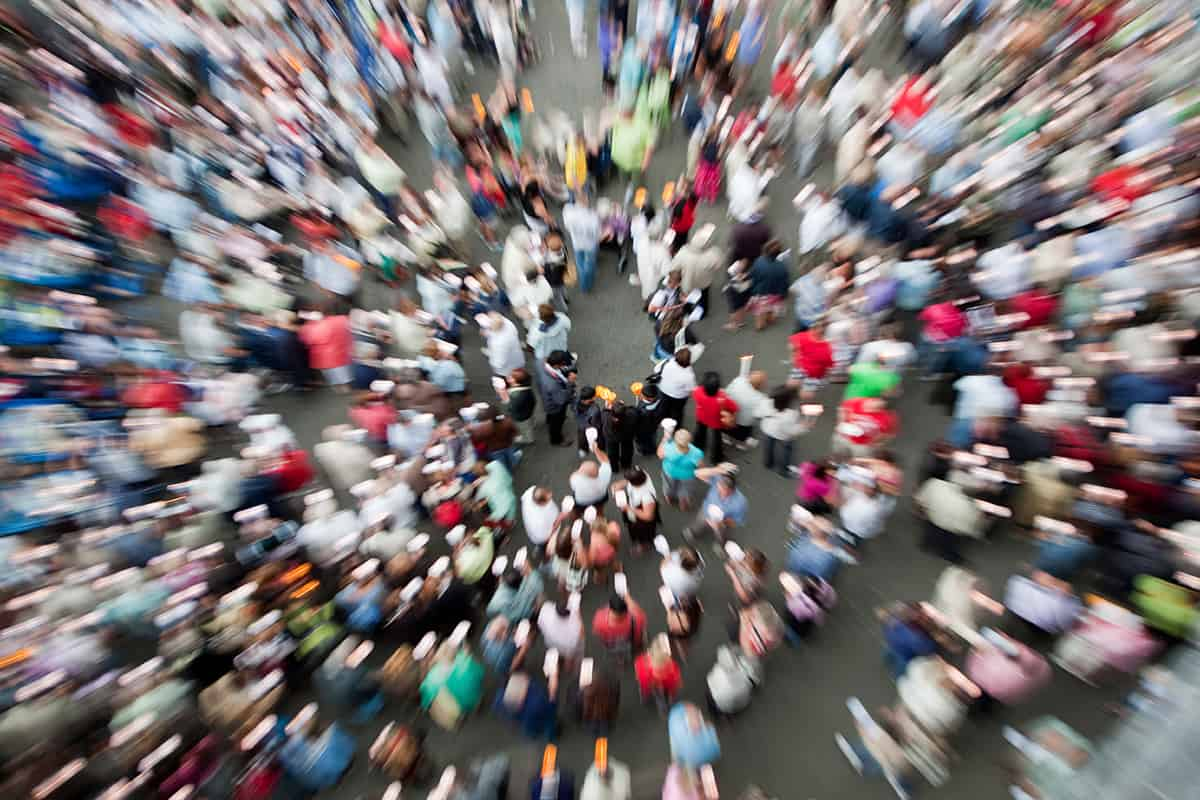 Physics explains why humans can walk through crowded places and not spill  their coffee – Physics World