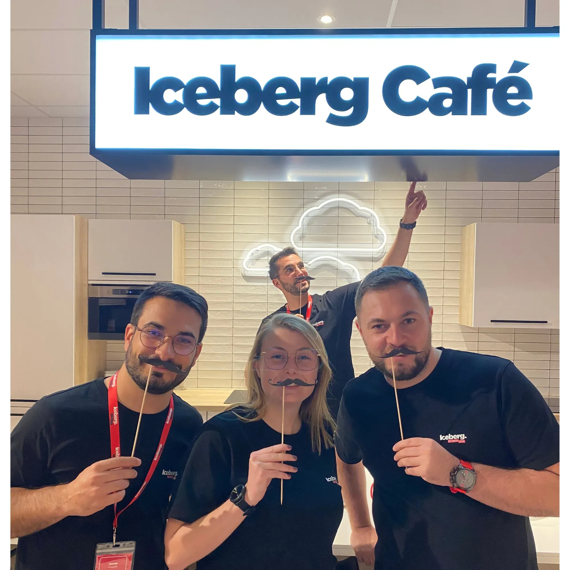 Notre équipe de vendeur devant le Iceberg coffee