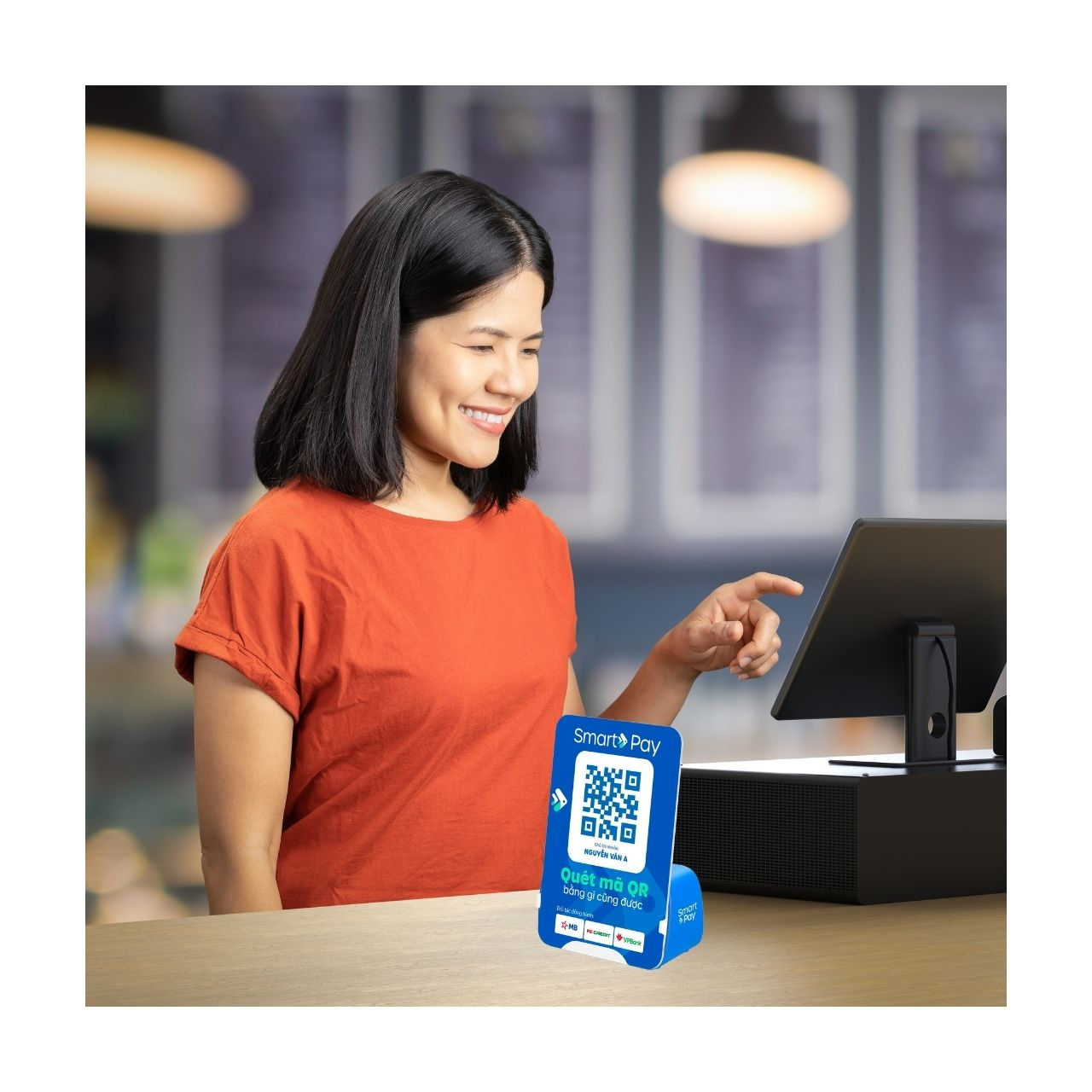 tiểu thương sử dụng máy báo nhận tiền SmartBox của SmartPay