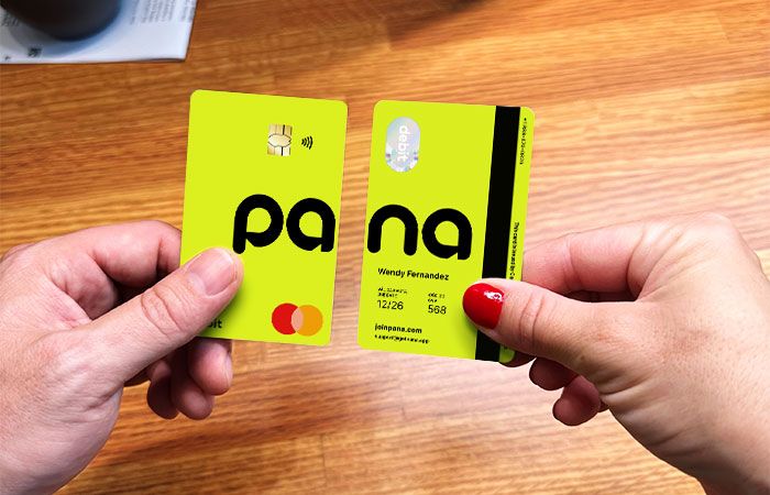 Sección de tarjeta de débito de Pana y las tarjetas físicas alrededor