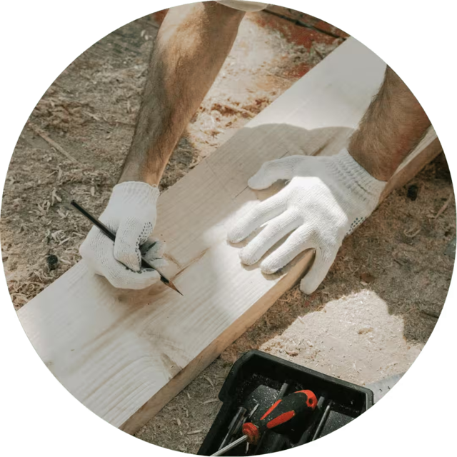 Handwerker arbeitet und zeichnet