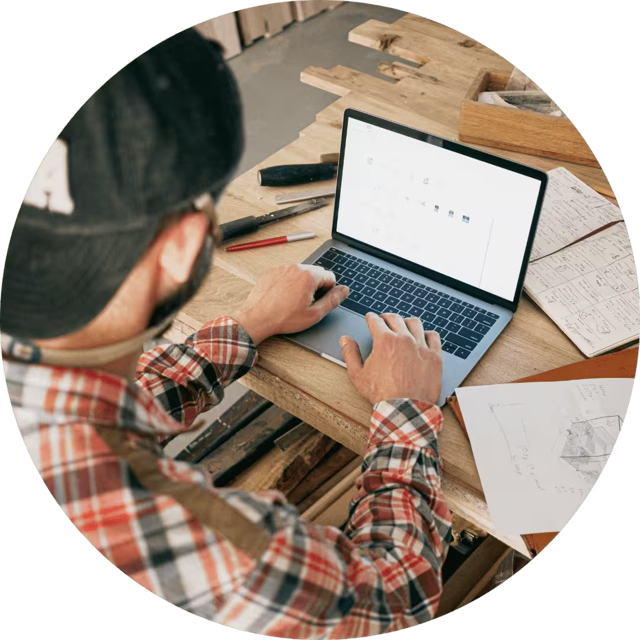 Handwerker arbeitet am Computer